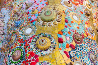 Duvarda renkli renklerle süslenmiş fayanslar..