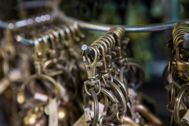 Dükkanda anahtarlık satıyorum.