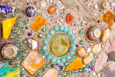 Duvarda renkli renklerle süslenmiş fayanslar..