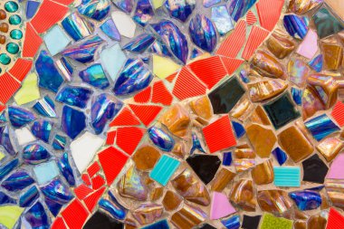 Duvarda renkli renklerle süslenmiş fayanslar..