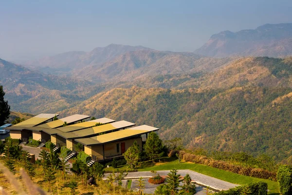 La casa Hermosa de montaña en el fondo —  Fotos de Stock