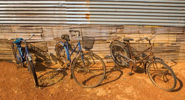 Antigua bicicleta oxidada vintage cerca de la pared —  Fotos de Stock