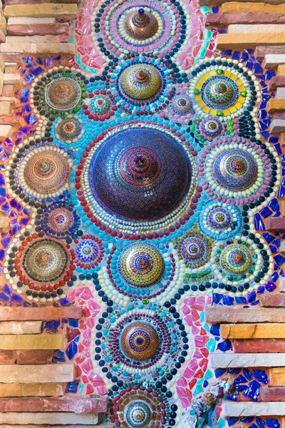 Tegels die zijn versierd met kleurrijke kleuren op de muur. — Stockfoto
