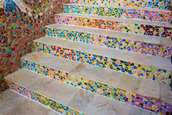 Лестница в храме украшена цветной черепицей . — стоковое фото