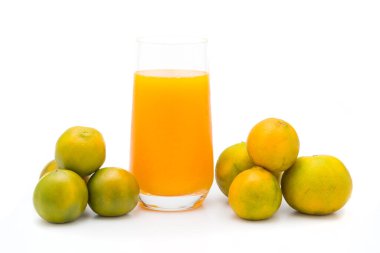 Beyaz arka planda taze sıkılmış portakal suyu.