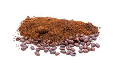 Beyaz arka planda taze kahve çekirdekleri.