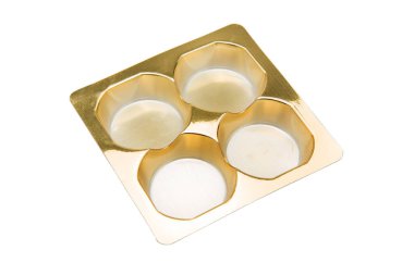 Altın plastik tepsi, beyaz arkaplanda ayrık