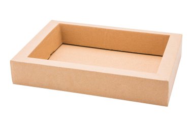 Beyaz arka planda kahverengi karton kutu