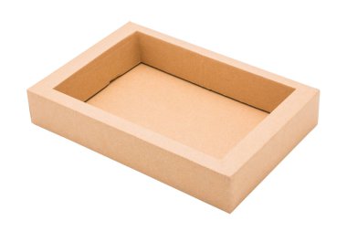 Beyaz arka planda kahverengi karton kutu