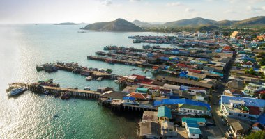 Deniz kenarındaki evler ve binalar Tayland