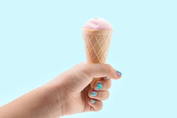 Bonbons Crème Glacée Dans Main Sur Fond Bleu — Photo