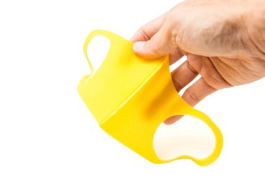 Beyaz arkaplanda sarı anti virüs maskesi