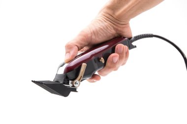 Beyaz arka planda, ellerinde saç makasları.