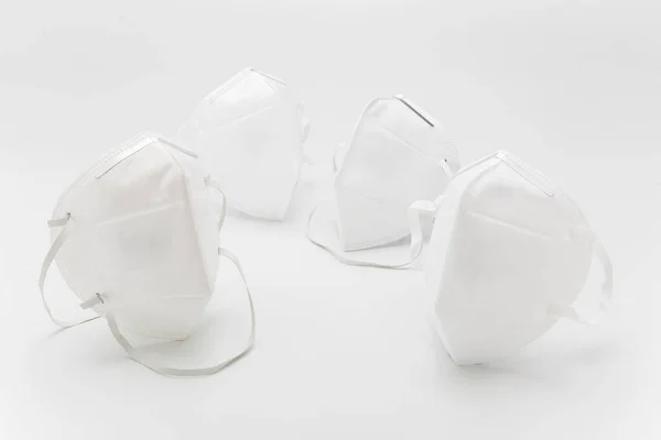 Beyaz arkaplanda beyaz virüs koruma maskesi