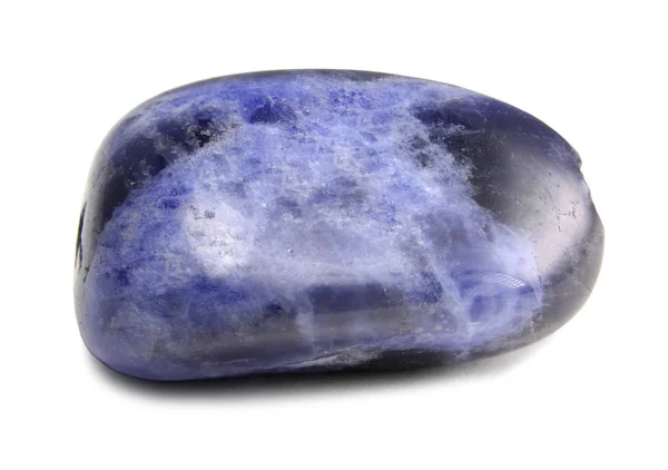 Mineral de caroíta - macro pedra preciosa violeta isolado em branco — Fotografia de Stock
