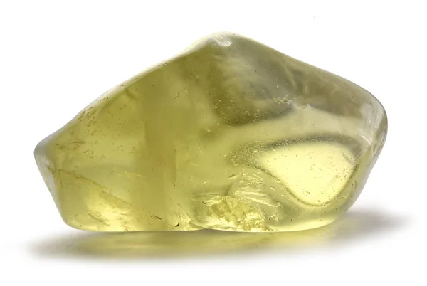 Beyaz arka plan üzerinde izole citrine değerli taş