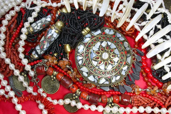 東壮大なサンゴのネックレスや真珠の宝石類 — ストック写真