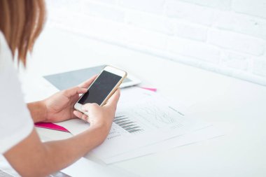 Telefon kullanarak iş Modern kadın 