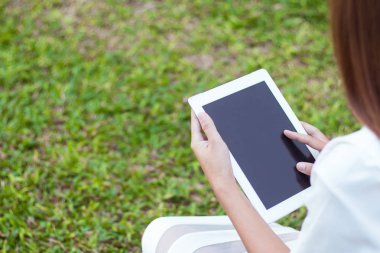 Dokunmadan eller kullanan kadın