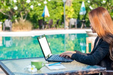 Genç kadının kullandığı dizüstü bilgisayarlar