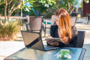 Genç kadın bir kalem kullanılan 