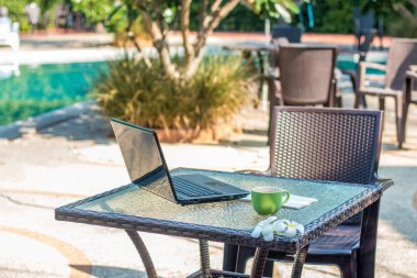 Bir tablo ile havuz başı çalışma masası