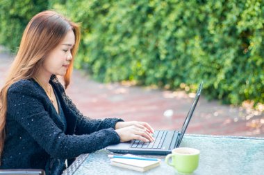 Modern iş kadını bir dizüstü bilgisayar kullanarak