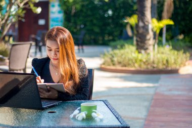 Genç kadın bir kalem kullanılan 