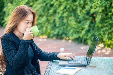 Genç kadın SIPs kahve