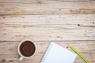 Kahve, not defteri ve kalem 