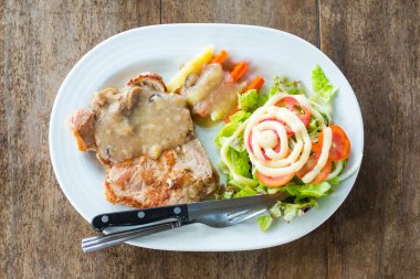 Üstten Görünüm bir tabak içinde domuz eti biftek 