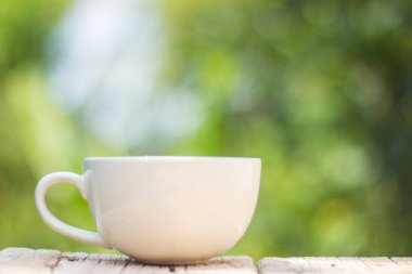 Bir fincan kahve bir tahta üzerinde