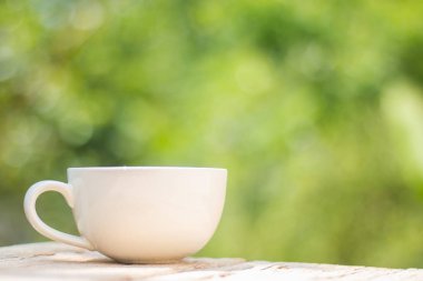 Bir fincan kahve bir tahta üzerinde