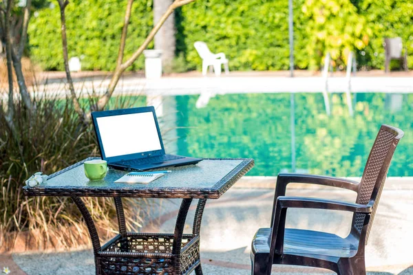 Bir tablo ile havuz başı çalışma masası