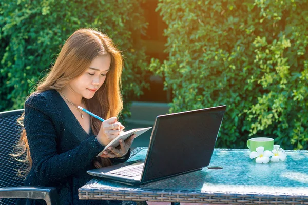 Genç kadın bir kalem kullanılan 