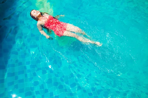 アジア女性がプールで泳ぐ — ストック写真