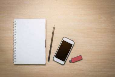 Üstten Görünüm defter, akıllı telefon, kalem, birden parlamak götürmek