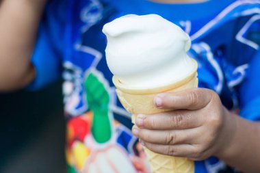 Eller kullanarak çocuk dondurma olsun