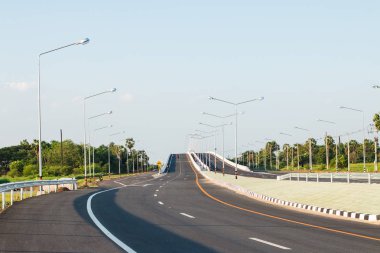 Döşeli yollar ve trafik çizgiler
