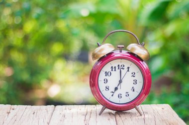 Bir ahşap zemin üzerinde bir antika kırmızı alarm saat 