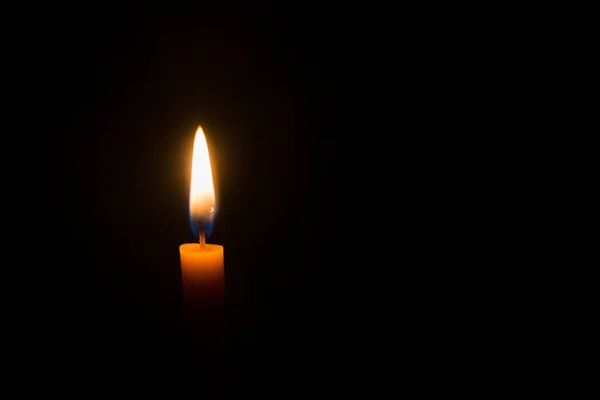 Свечи на черном фоне ночью — стоковое фото