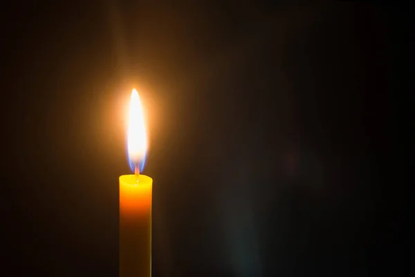 Luz de las velas sobre fondo negro por la noche —  Fotos de Stock