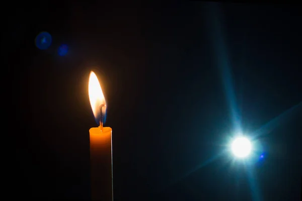 Luce della candela, sfondo nero — Foto Stock