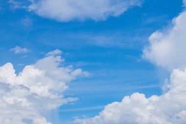 Parlak gökyüzü bulutlu kurdu.