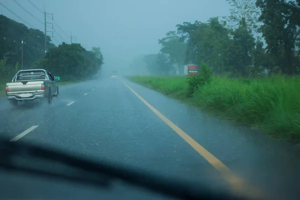 Rijden naar het midden van de regen valt. — Stockfoto