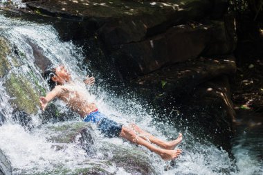 Şelale oynayan çocuk Flowing 