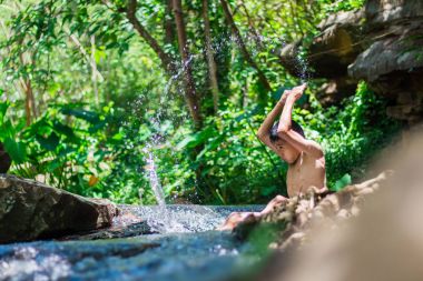 Şelale oynayan çocuk Flowing