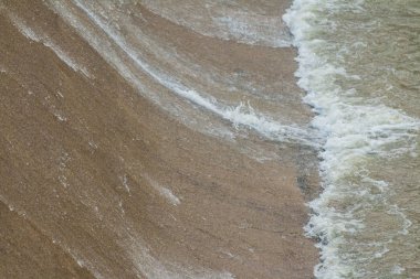 Akış yüksekten düşüğe doğru akar.