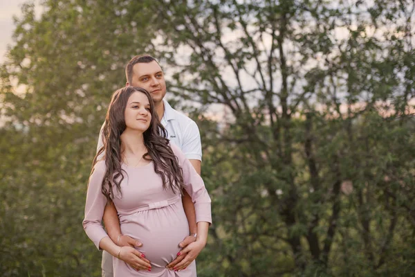 Aile sevgisi iki orman park kadın hamile gelecek sonra bebek beklentisiyle ebeveynler — Stok fotoğraf