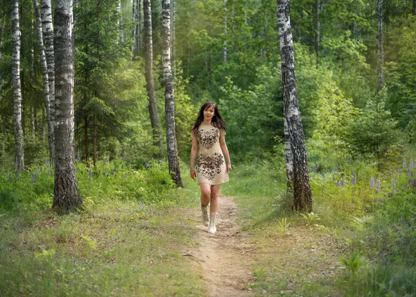 Девушка, идущая по тропинке в лесном парке — стоковое фото